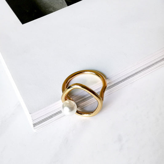 Aether’s Embrace – Sculptural Pearl